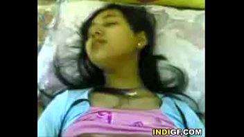 Фетишист кайфует от мастурбации хуя азиаткой в коричневых колготках на кровати